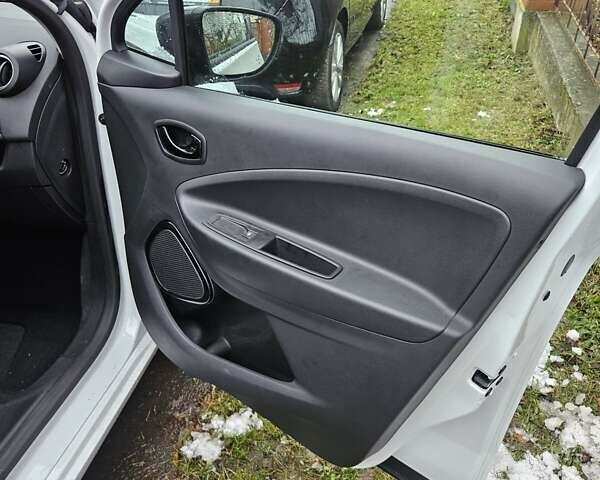 Белый Рено Зое, объемом двигателя 0 л и пробегом 28 тыс. км за 11800 $, фото 16 на Automoto.ua