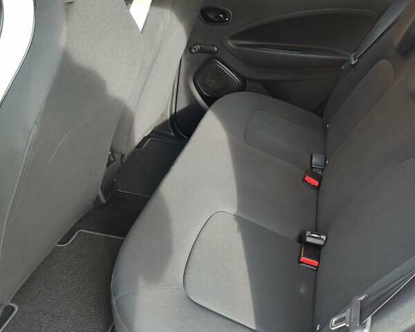 Белый Рено Зое, объемом двигателя 0 л и пробегом 78 тыс. км за 11850 $, фото 6 на Automoto.ua