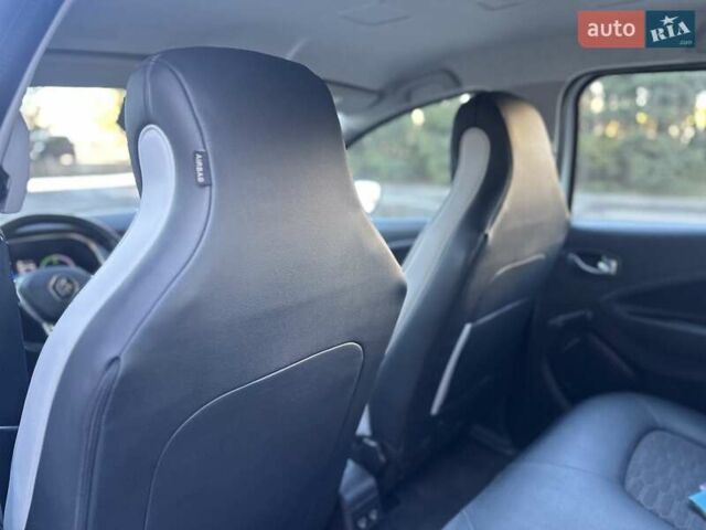 Белый Рено Зое, объемом двигателя 0 л и пробегом 83 тыс. км за 11999 $, фото 16 на Automoto.ua
