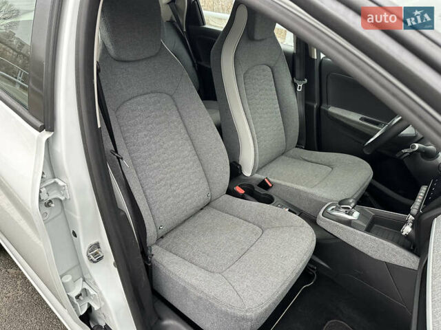 Білий Рено Зое, об'ємом двигуна 0 л та пробігом 77 тис. км за 12990 $, фото 33 на Automoto.ua