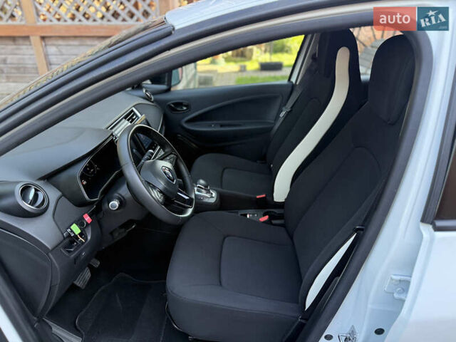 Белый Рено Зое, объемом двигателя 0 л и пробегом 44 тыс. км за 11999 $, фото 10 на Automoto.ua