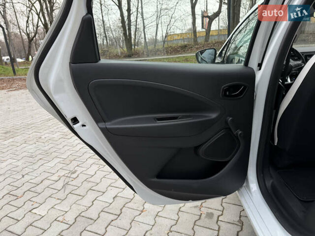 Білий Рено Зое, об'ємом двигуна 0 л та пробігом 28 тис. км за 12222 $, фото 21 на Automoto.ua