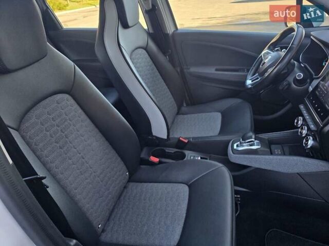 Белый Рено Зое, объемом двигателя 0 л и пробегом 85 тыс. км за 12999 $, фото 33 на Automoto.ua