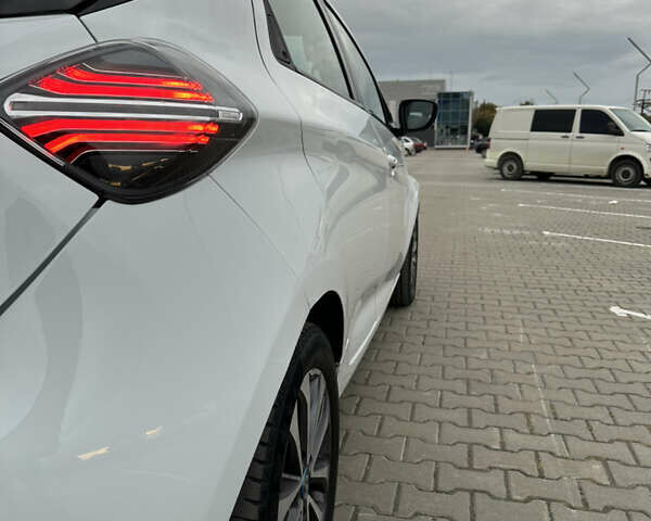 Белый Рено Зое, объемом двигателя 0 л и пробегом 88 тыс. км за 12300 $, фото 12 на Automoto.ua