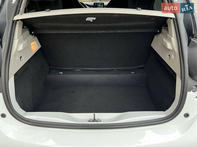 Белый Рено Зое, объемом двигателя 0 л и пробегом 31 тыс. км за 11999 $, фото 44 на Automoto.ua