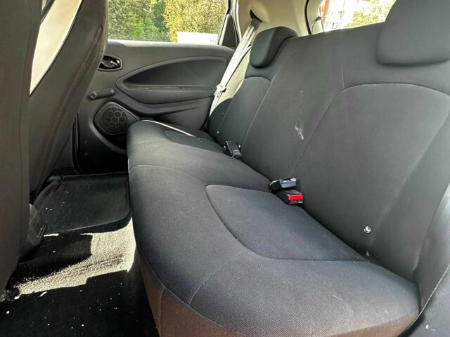 Белый Рено Зое, объемом двигателя 0 л и пробегом 165 тыс. км за 8990 $, фото 16 на Automoto.ua