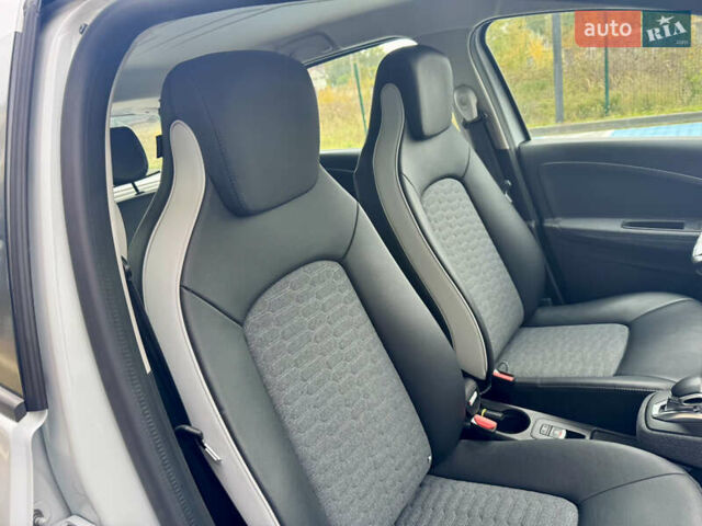 Белый Рено Зое, объемом двигателя 0 л и пробегом 70 тыс. км за 12999 $, фото 17 на Automoto.ua