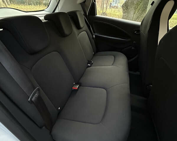 Белый Рено Зое, объемом двигателя 0 л и пробегом 52 тыс. км за 11590 $, фото 22 на Automoto.ua