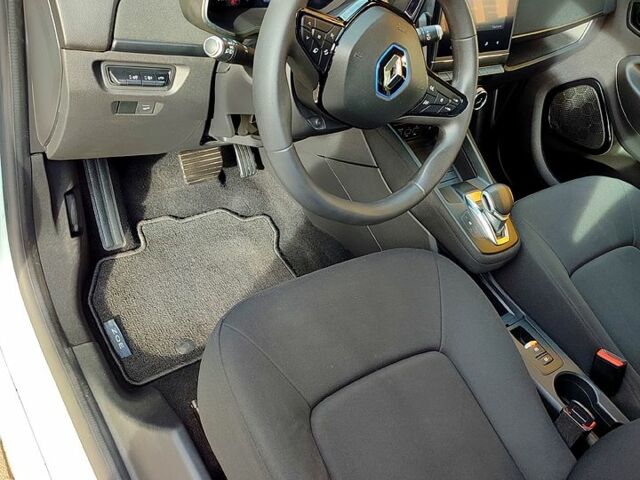 Белый Рено Зое, объемом двигателя 80 л и пробегом 78 тыс. км за 11850 $, фото 6 на Automoto.ua