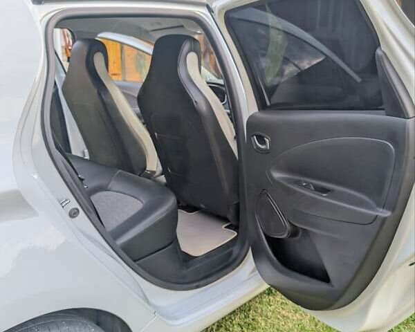 Белый Рено Зое, объемом двигателя 0 л и пробегом 56 тыс. км за 12500 $, фото 5 на Automoto.ua