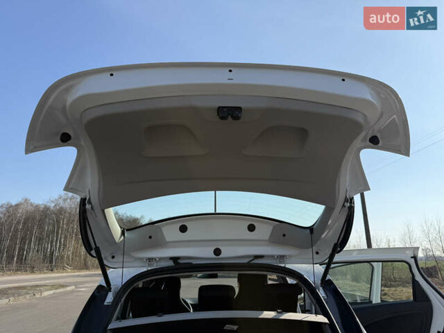 Білий Рено Зое, об'ємом двигуна 0 л та пробігом 170 тис. км за 9999 $, фото 9 на Automoto.ua