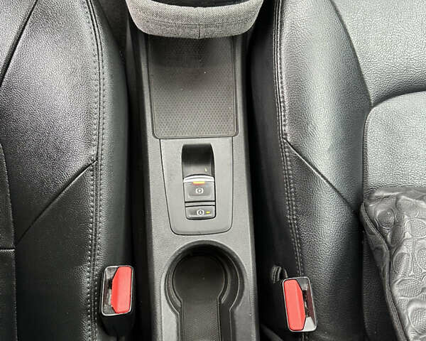 Белый Рено Зое, объемом двигателя 0 л и пробегом 88 тыс. км за 12300 $, фото 29 на Automoto.ua