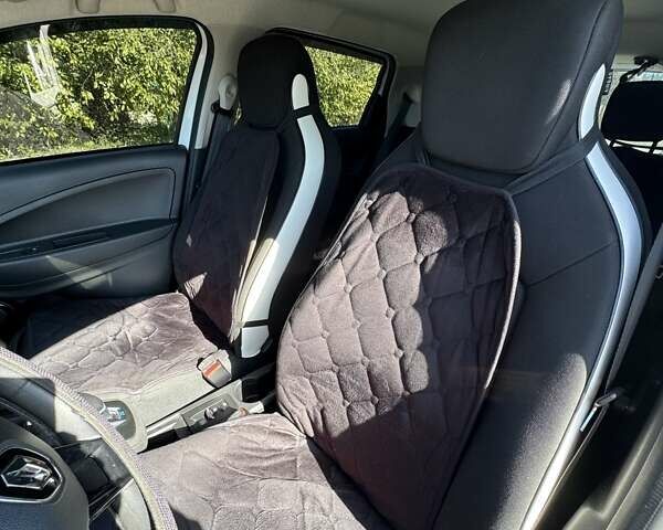Білий Рено Зое, об'ємом двигуна 0 л та пробігом 41 тис. км за 13200 $, фото 11 на Automoto.ua