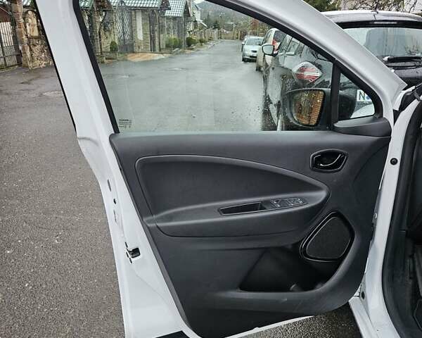 Белый Рено Зое, объемом двигателя 0 л и пробегом 28 тыс. км за 11800 $, фото 10 на Automoto.ua