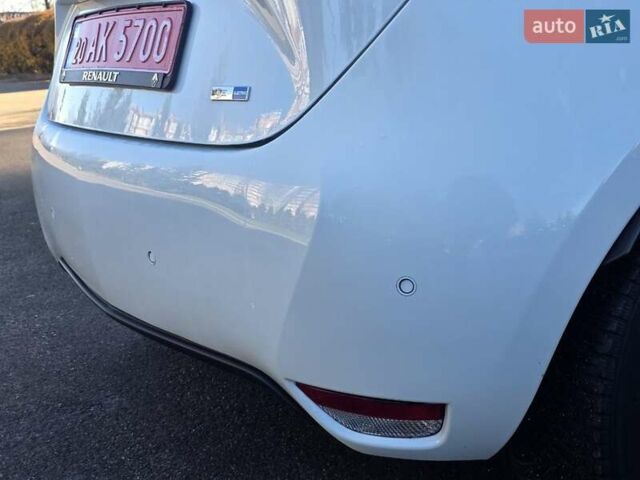 Белый Рено Зое, объемом двигателя 0 л и пробегом 85 тыс. км за 12999 $, фото 19 на Automoto.ua