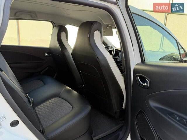 Белый Рено Зое, объемом двигателя 0 л и пробегом 93 тыс. км за 11500 $, фото 13 на Automoto.ua