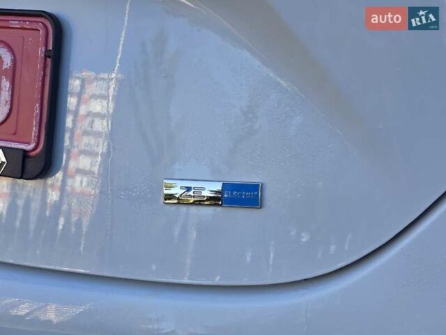 Белый Рено Зое, объемом двигателя 0 л и пробегом 85 тыс. км за 12999 $, фото 17 на Automoto.ua