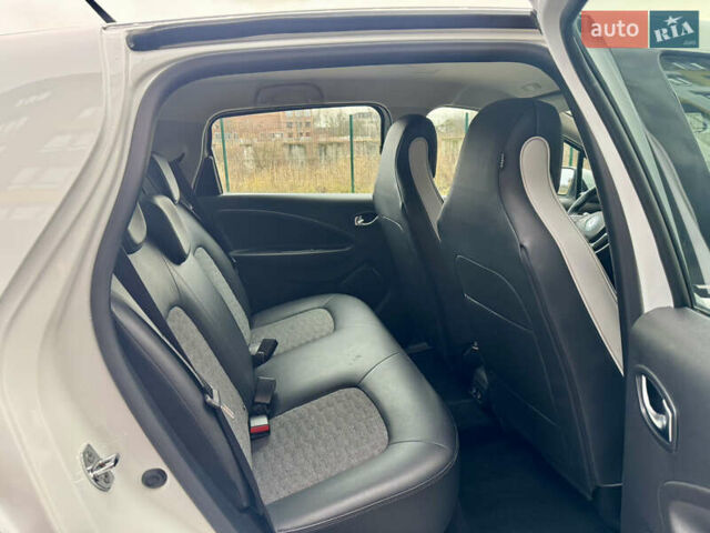 Белый Рено Зое, объемом двигателя 0 л и пробегом 55 тыс. км за 13300 $, фото 27 на Automoto.ua