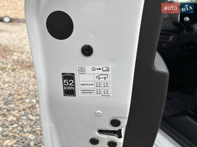 Белый Рено Зое, объемом двигателя 0 л и пробегом 105 тыс. км за 11999 $, фото 35 на Automoto.ua