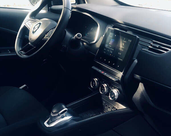 Белый Рено Зое, объемом двигателя 0 л и пробегом 38 тыс. км за 11999 $, фото 18 на Automoto.ua