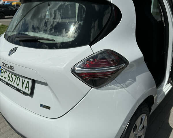 Белый Рено Зое, объемом двигателя 0 л и пробегом 74 тыс. км за 11700 $, фото 4 на Automoto.ua