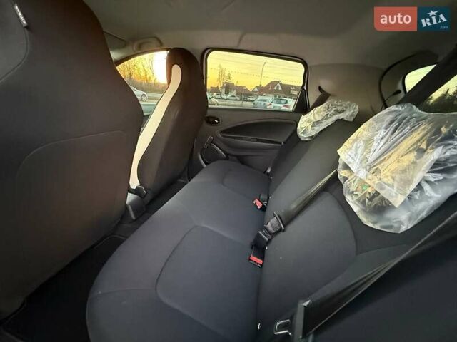 Белый Рено Зое, объемом двигателя 0 л и пробегом 92 тыс. км за 11499 $, фото 22 на Automoto.ua