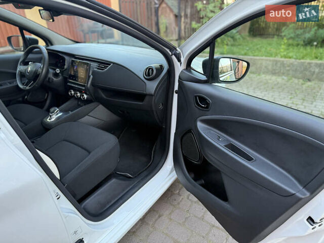 Белый Рено Зое, объемом двигателя 0 л и пробегом 44 тыс. км за 11999 $, фото 13 на Automoto.ua