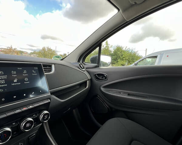 Белый Рено Зое, объемом двигателя 0 л и пробегом 67 тыс. км за 12300 $, фото 10 на Automoto.ua