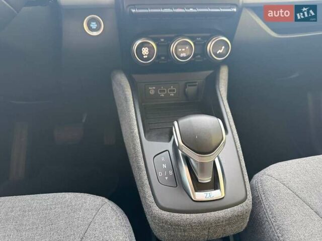 Белый Рено Зое, объемом двигателя 0 л и пробегом 78 тыс. км за 11999 $, фото 9 на Automoto.ua