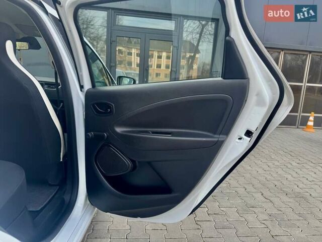 Белый Рено Зое, объемом двигателя 0 л и пробегом 86 тыс. км за 10850 $, фото 93 на Automoto.ua