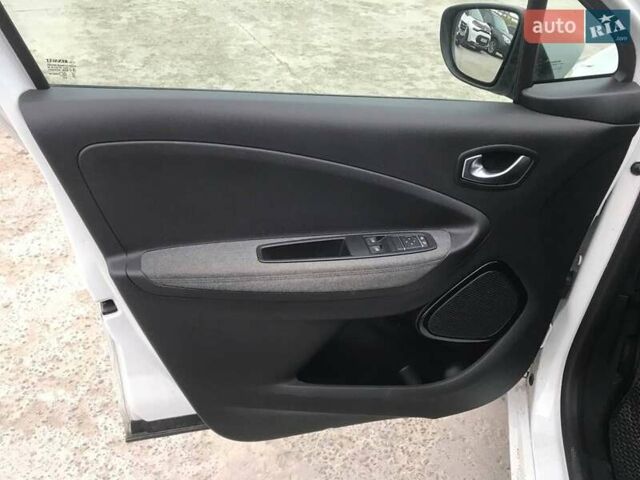 Белый Рено Зое, объемом двигателя 0 л и пробегом 40 тыс. км за 13790 $, фото 5 на Automoto.ua
