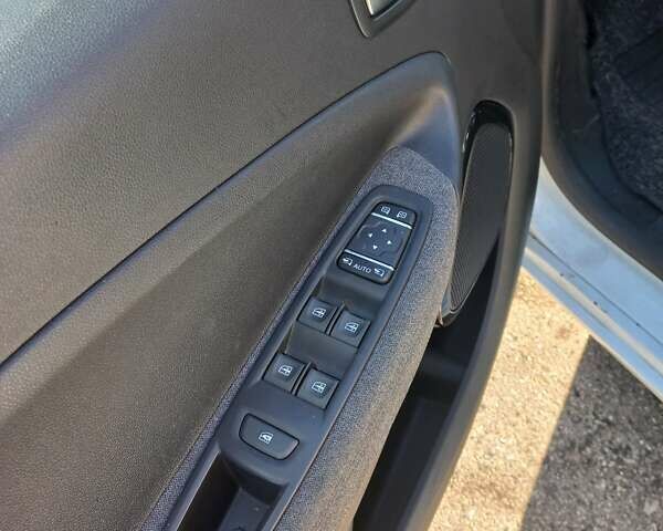 Белый Рено Зое, объемом двигателя 0 л и пробегом 19 тыс. км за 8900 $, фото 25 на Automoto.ua