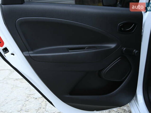 Білий Рено Зое, об'ємом двигуна 0 л та пробігом 41 тис. км за 13200 $, фото 26 на Automoto.ua