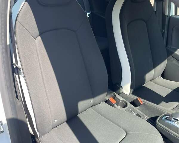 Белый Рено Зое, объемом двигателя 0 л и пробегом 40 тыс. км за 13750 $, фото 3 на Automoto.ua