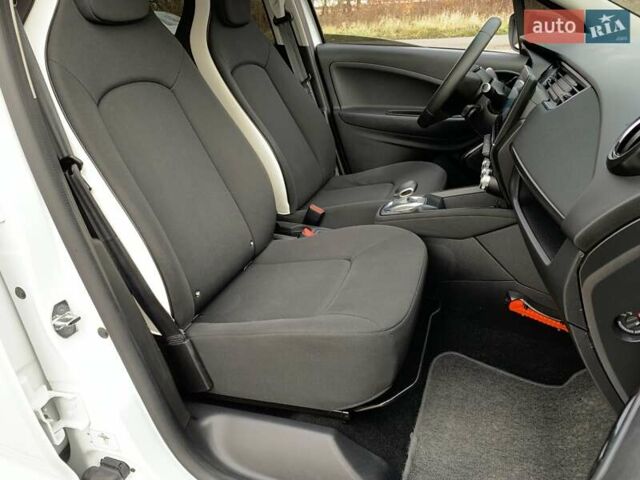 Белый Рено Зое, объемом двигателя 0 л и пробегом 66 тыс. км за 12499 $, фото 34 на Automoto.ua