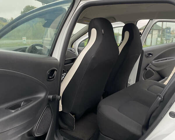Белый Рено Зое, объемом двигателя 0 л и пробегом 42 тыс. км за 11700 $, фото 13 на Automoto.ua