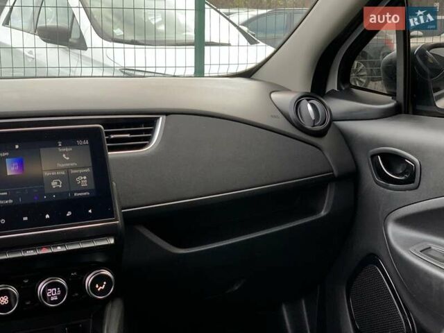 Белый Рено Зое, объемом двигателя 0 л и пробегом 66 тыс. км за 12499 $, фото 54 на Automoto.ua