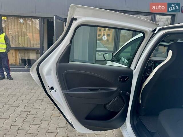 Белый Рено Зое, объемом двигателя 0 л и пробегом 86 тыс. км за 10850 $, фото 98 на Automoto.ua