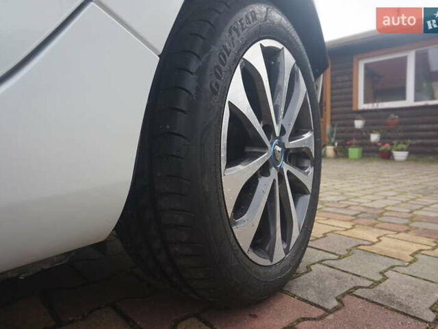 Белый Рено Зое, объемом двигателя 0 л и пробегом 122 тыс. км за 13000 $, фото 67 на Automoto.ua