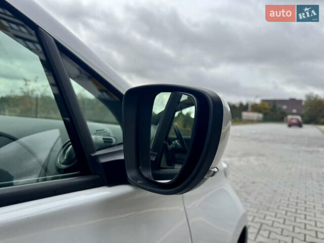 Белый Рено Зое, объемом двигателя 0 л и пробегом 70 тыс. км за 12999 $, фото 14 на Automoto.ua