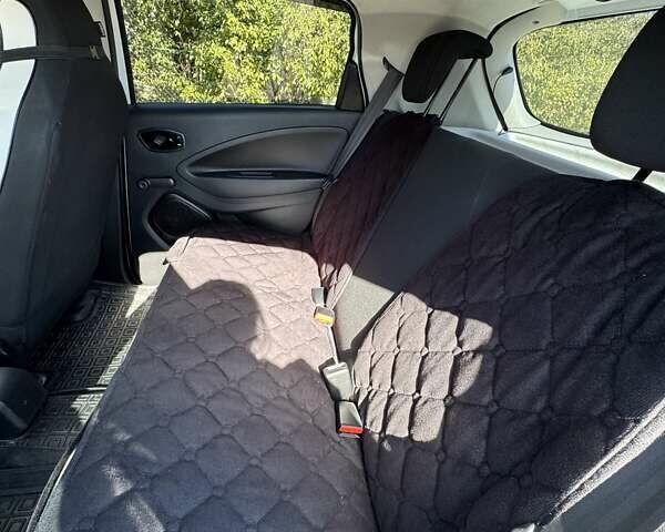 Білий Рено Зое, об'ємом двигуна 0 л та пробігом 41 тис. км за 13200 $, фото 10 на Automoto.ua