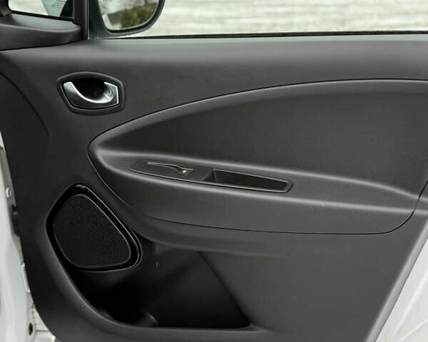 Белый Рено Зое, объемом двигателя 0 л и пробегом 27 тыс. км за 12600 $, фото 18 на Automoto.ua