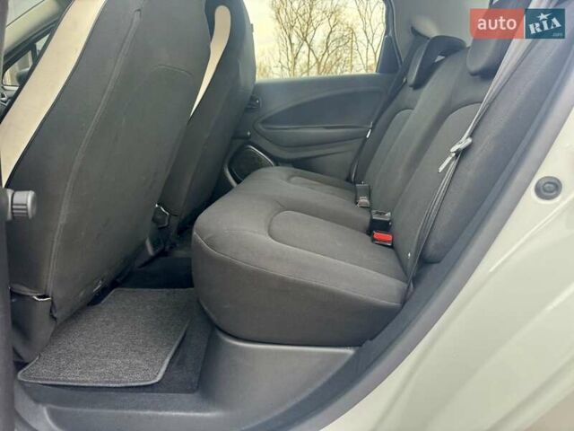 Белый Рено Зое, объемом двигателя 0 л и пробегом 86 тыс. км за 10850 $, фото 99 на Automoto.ua