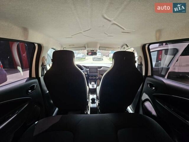 Белый Рено Зое, объемом двигателя 0 л и пробегом 28 тыс. км за 11900 $, фото 11 на Automoto.ua