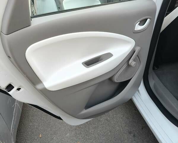 Белый Рено Зое, объемом двигателя 0 л и пробегом 96 тыс. км за 10700 $, фото 16 на Automoto.ua
