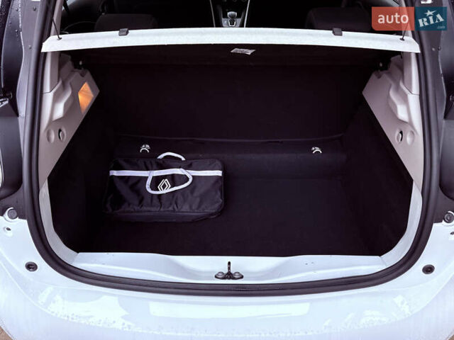 Білий Рено Зое, об'ємом двигуна 0 л та пробігом 69 тис. км за 11800 $, фото 30 на Automoto.ua