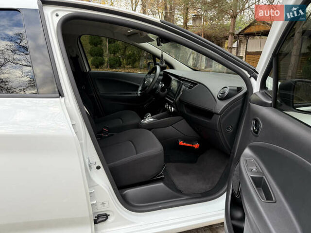 Белый Рено Зое, объемом двигателя 0 л и пробегом 30 тыс. км за 12300 $, фото 13 на Automoto.ua