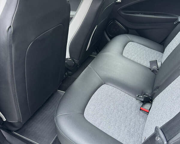 Белый Рено Зое, объемом двигателя 0 л и пробегом 97 тыс. км за 11900 $, фото 35 на Automoto.ua