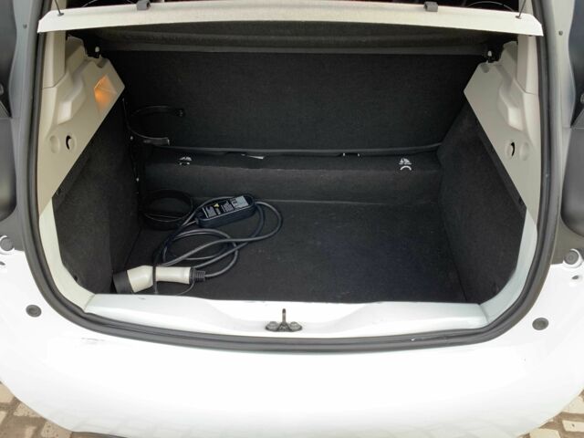 Белый Рено Зое, объемом двигателя 0 л и пробегом 66 тыс. км за 12499 $, фото 12 на Automoto.ua