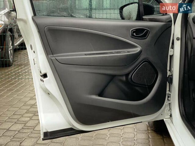 Белый Рено Зое, объемом двигателя 0 л и пробегом 47 тыс. км за 12499 $, фото 22 на Automoto.ua